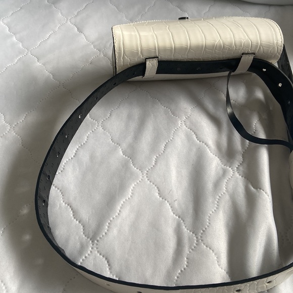 DKNY small Fanny pack - Picture 5 of 9